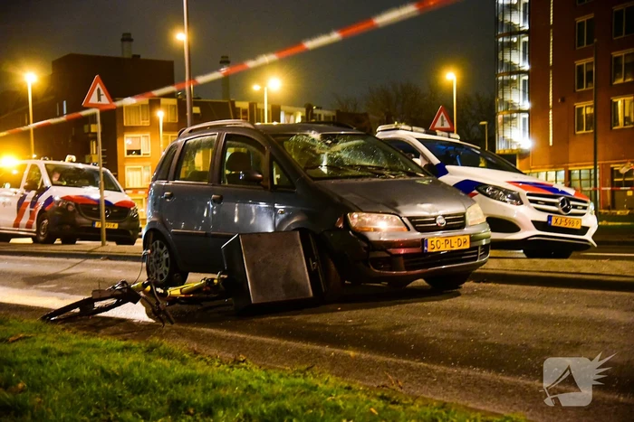 Maaltijdbezorger met fiets aangereden