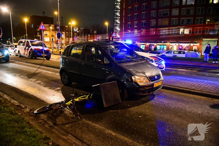 Maaltijdbezorger met fiets aangereden