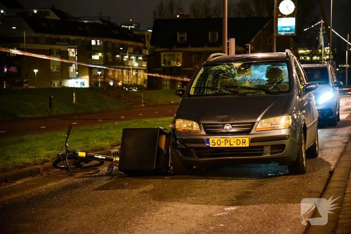 Maaltijdbezorger met fiets aangereden
