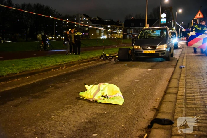 Maaltijdbezorger met fiets aangereden