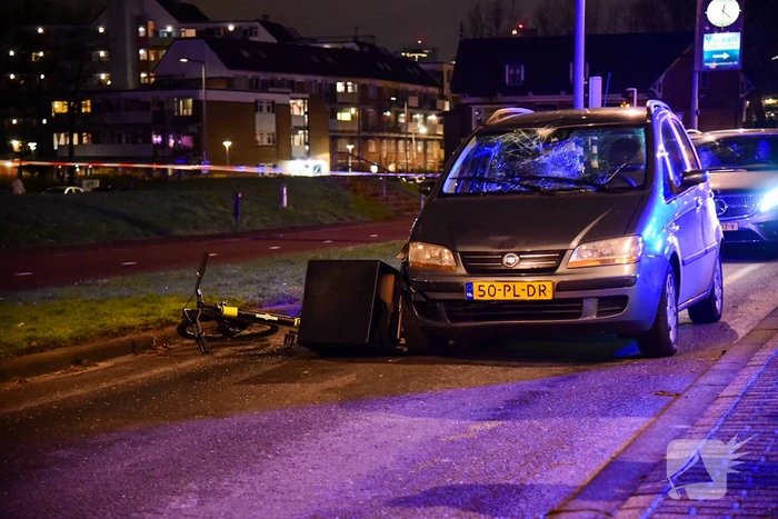 Maaltijdbezorger met fiets aangereden