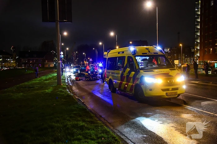 Maaltijdbezorger met fiets aangereden