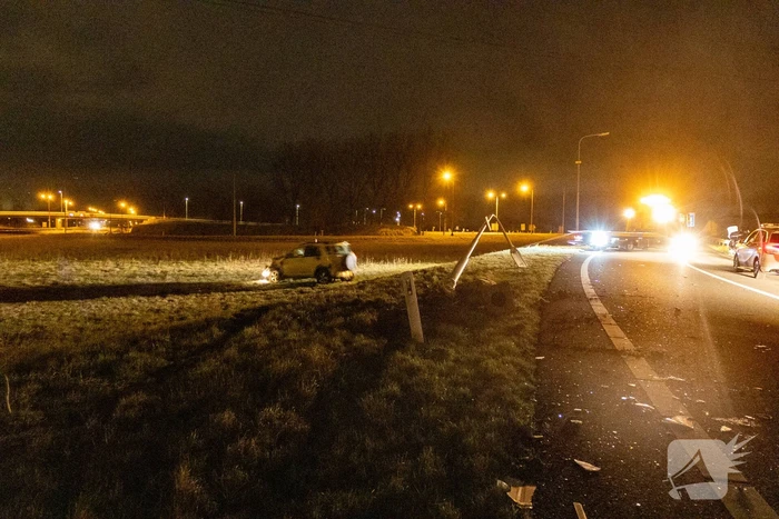 Automobilist raakt van de weg
