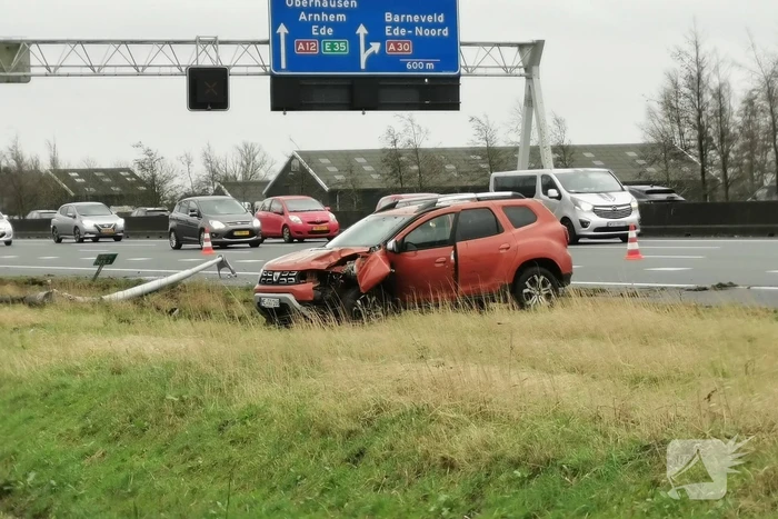 Auto rijdt tegen lantaarnpaal