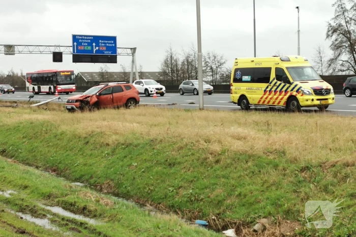 Auto rijdt tegen lantaarnpaal