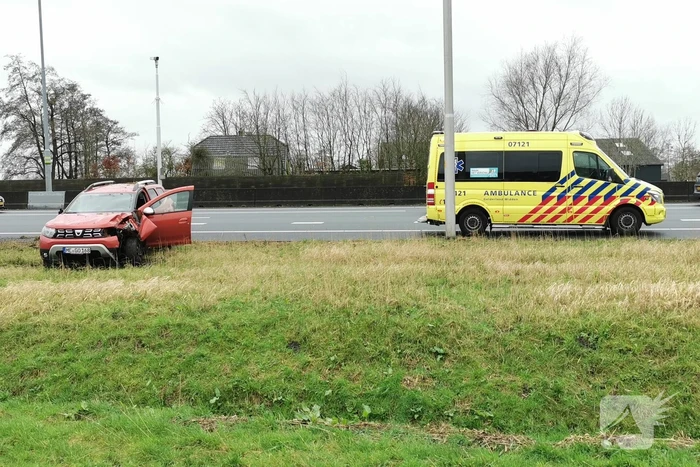 Auto rijdt tegen lantaarnpaal