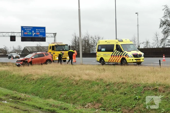 Auto rijdt tegen lantaarnpaal