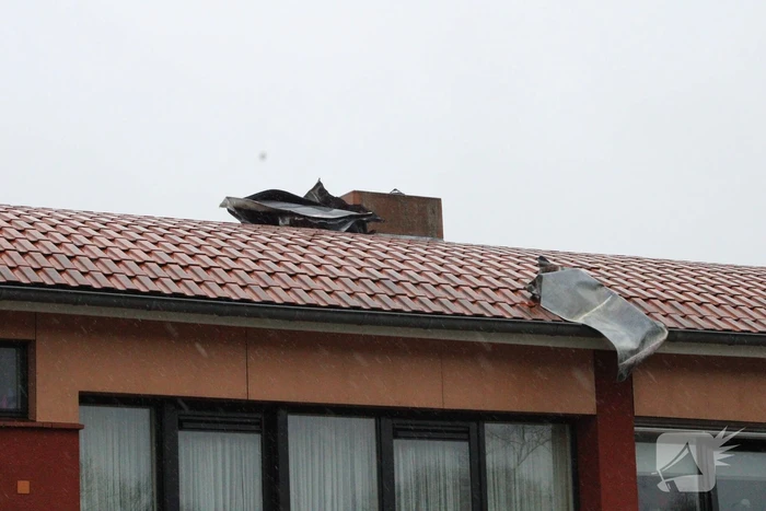 Dakbeplating verwijderd door brandweer