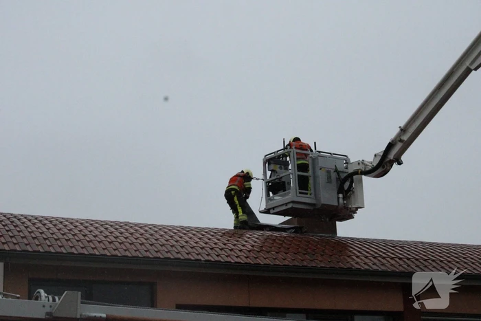 Dakbeplating verwijderd door brandweer