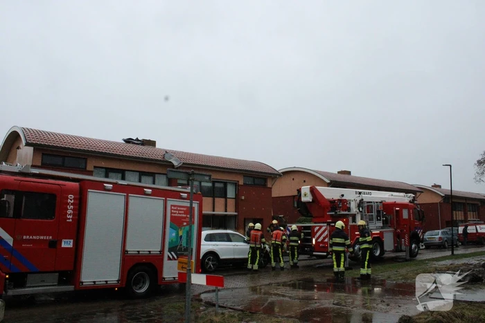 Dakbeplating verwijderd door brandweer