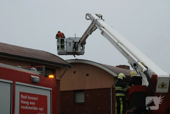 Dakbeplating verwijderd door brandweer