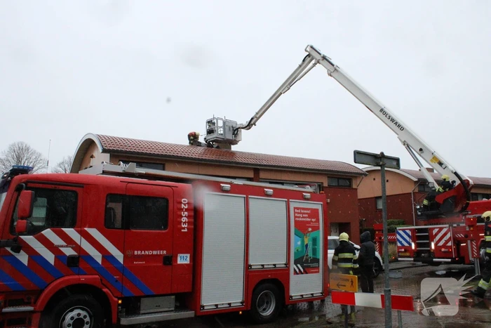 Dakbeplating verwijderd door brandweer