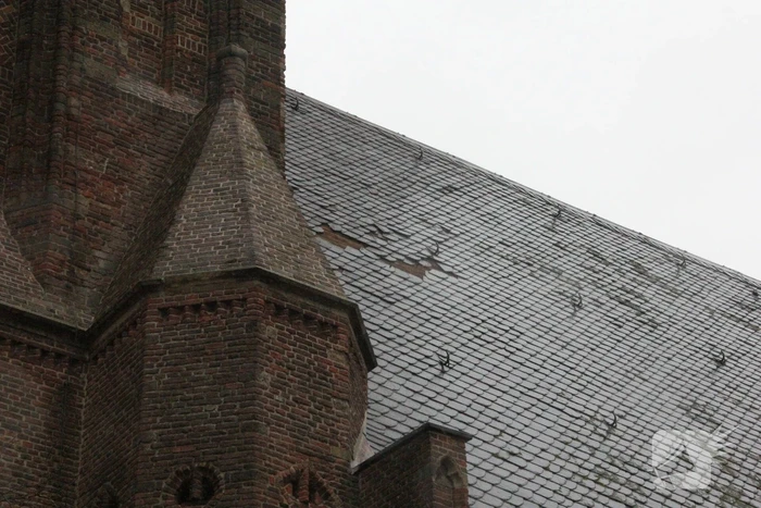 Dakbedekking Sint-Nicolaaskerk waait los