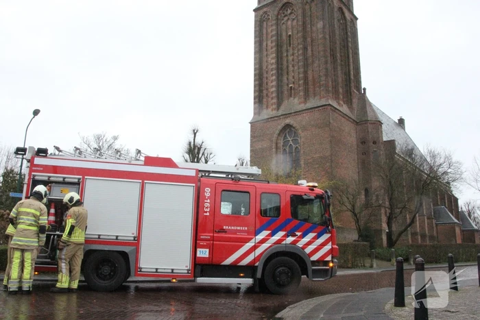 Dakbedekking Sint-Nicolaaskerk waait los