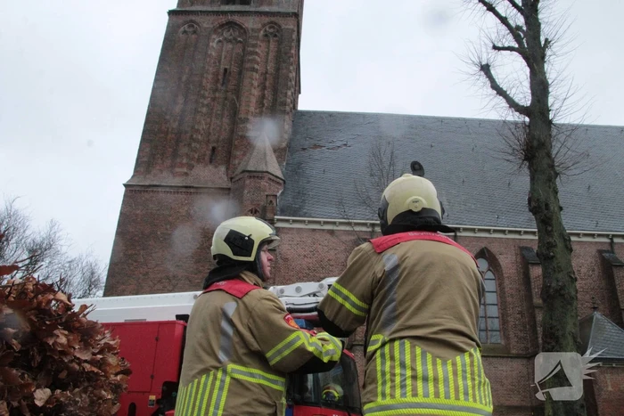 Dakbedekking Sint-Nicolaaskerk waait los