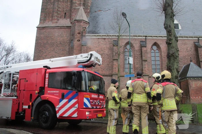 Dakbedekking Sint-Nicolaaskerk waait los