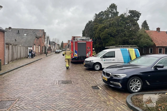 Brandweer verwijdert losliggende dakpannen