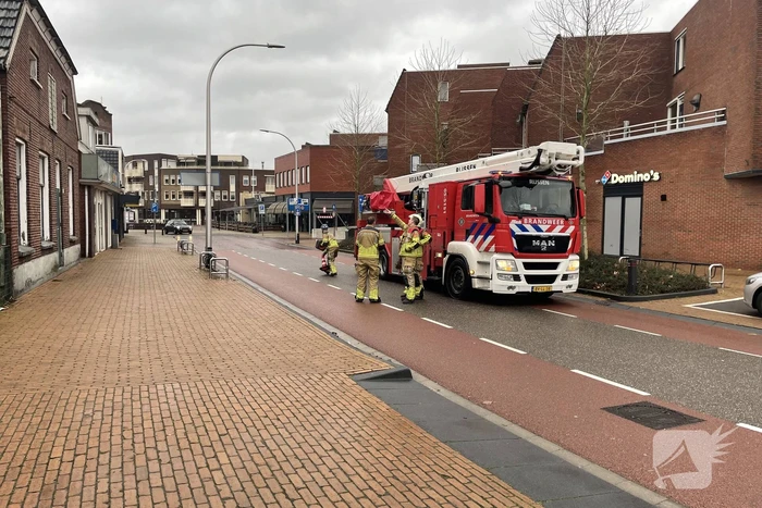 Brandweer verwijdert losliggende dakpannen