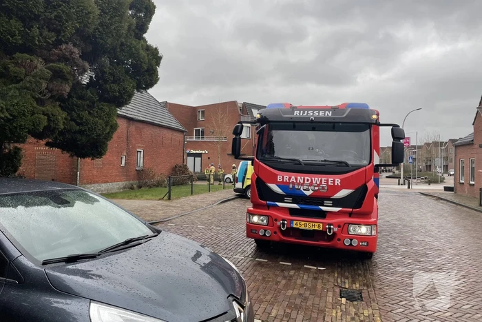 Brandweer verwijdert losliggende dakpannen