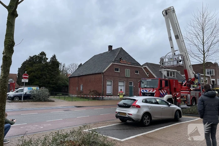 Brandweer verwijdert losliggende dakpannen