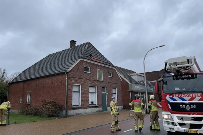 Brandweer verwijdert losliggende dakpannen