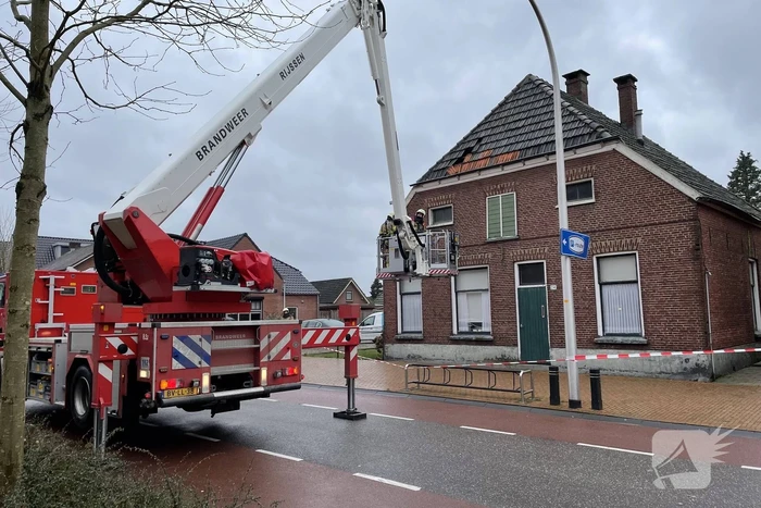 Brandweer verwijdert losliggende dakpannen