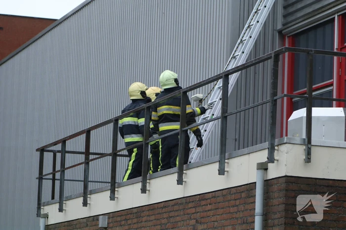 Delen van dak Sporthal Van der Bijha kom los