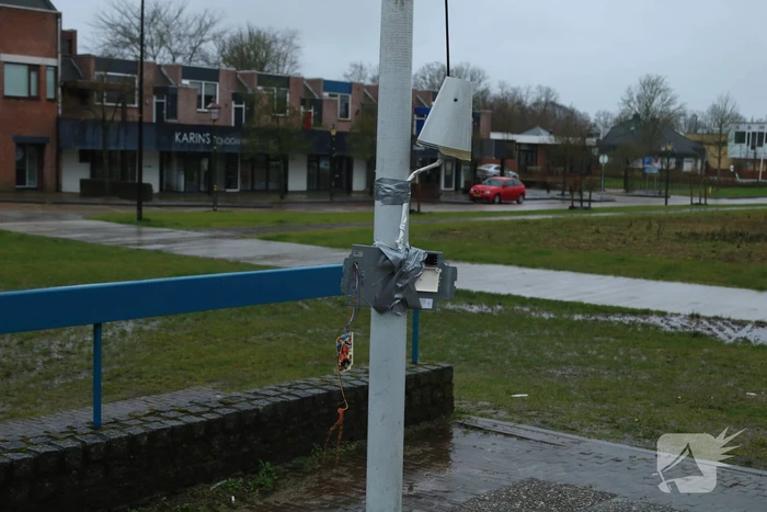 Delen van dak Sporthal Van der Bijha kom los