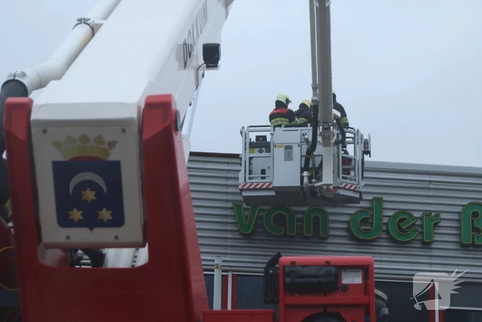 Delen van dak Sporthal Van der Bijha kom los