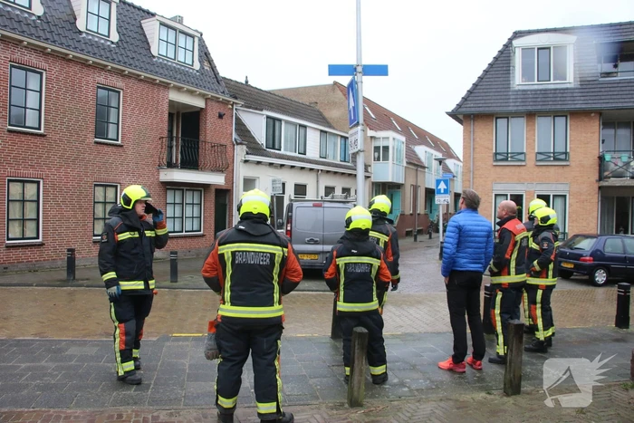 Brandweer verwijdert losse dakpannen van woning