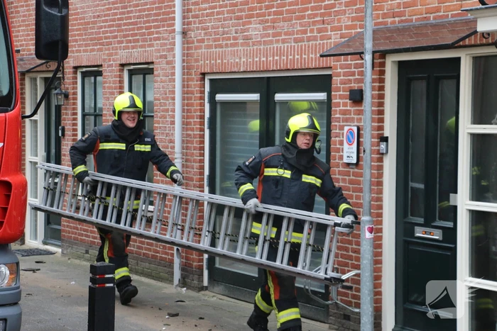 Brandweer verwijdert losse dakpannen van woning