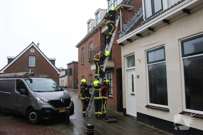 Brandweer verwijdert losse dakpannen van woning