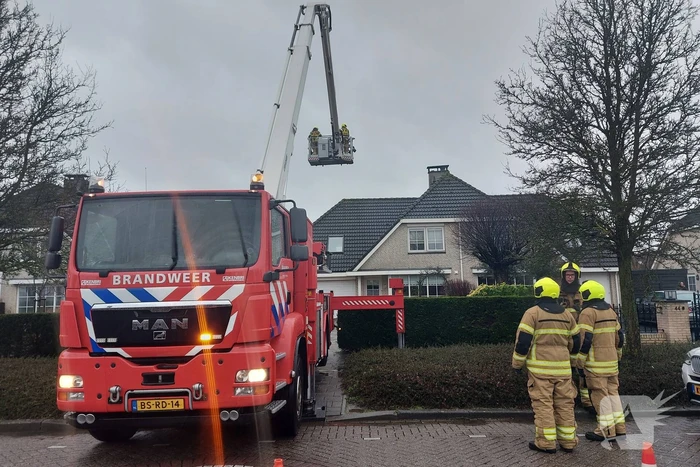 Brandweer verwijderd losse plaat op schoorsteen van woning