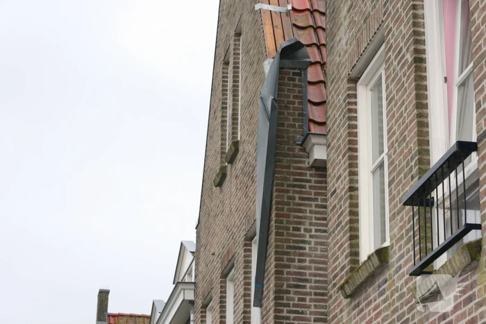 Brandweer controleert stormschade bij appartement