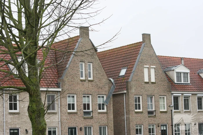 Brandweer controleert stormschade bij appartement