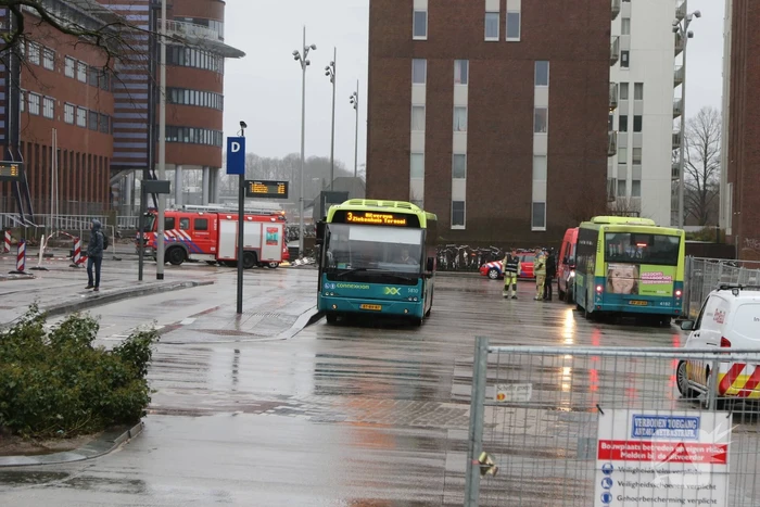Platen van hoog gebouw staan op omvallen