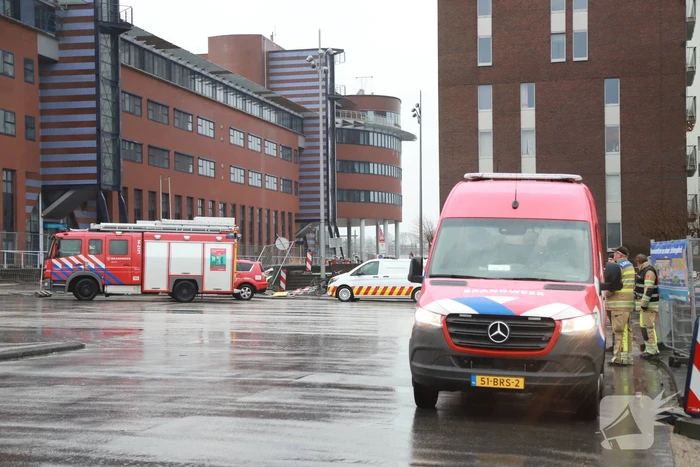 Platen van hoog gebouw staan op omvallen