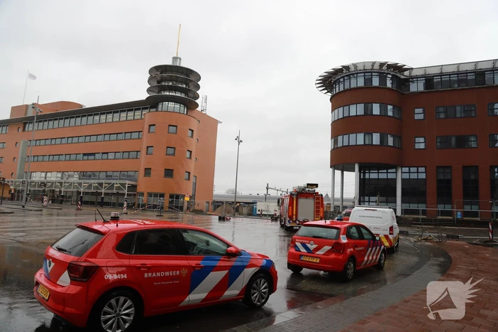 Platen van hoog gebouw staan op omvallen