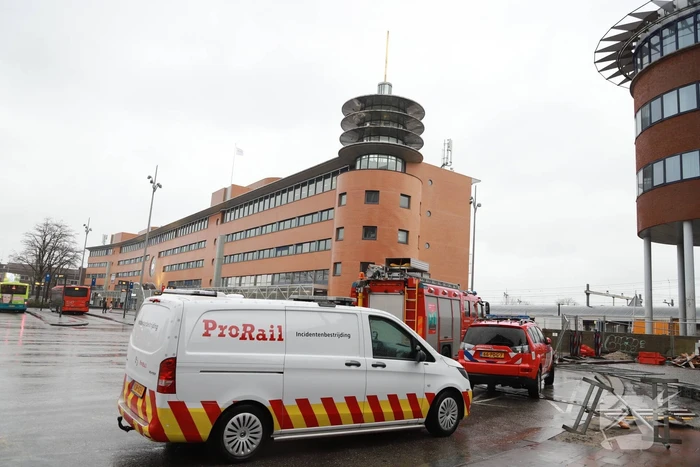 Platen van hoog gebouw staan op omvallen