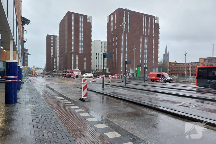 Platen van hoog gebouw staan op omvallen