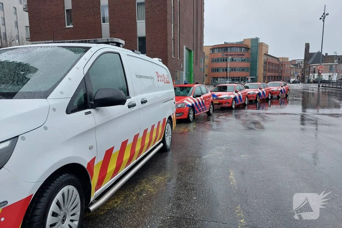 Platen van hoog gebouw staan op omvallen