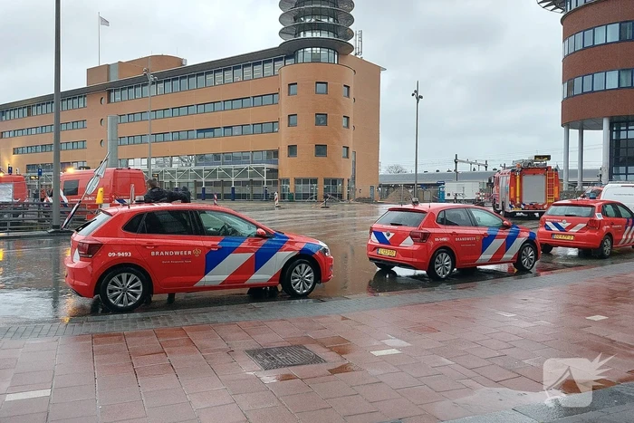 Platen van hoog gebouw staan op omvallen