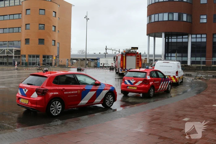 Platen van hoog gebouw staan op omvallen