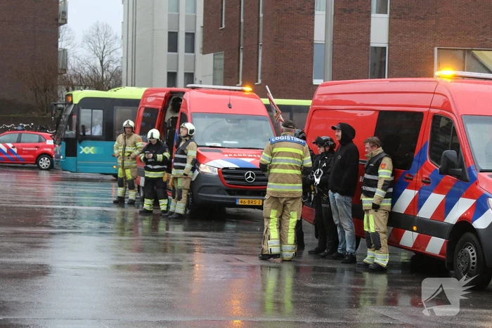 Platen van hoog gebouw staan op omvallen