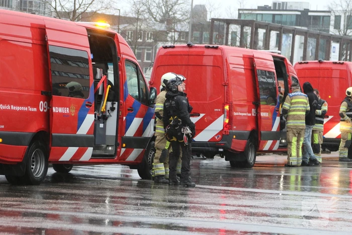 Platen van hoog gebouw staan op omvallen