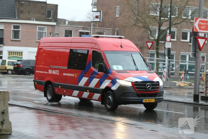 Platen van hoog gebouw staan op omvallen