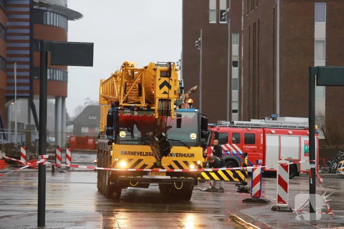 Platen van hoog gebouw staan op omvallen