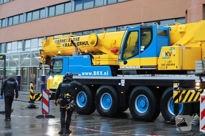 Platen van hoog gebouw staan op omvallen
