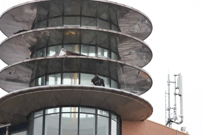 Platen van hoog gebouw staan op omvallen