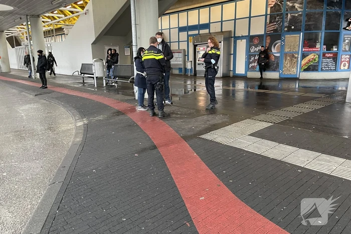 Persoon neergestoken op station
